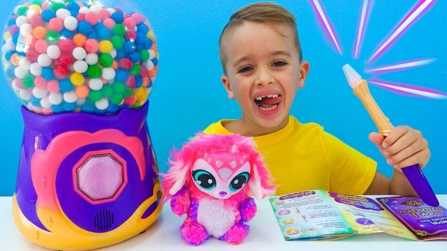 Влад и Ники. Ники играет с игрушками и помогает своим друзьям! Весёлое видео для детей!