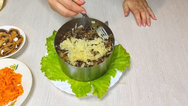 Слоёный салат без мяса! Очень вкусный!