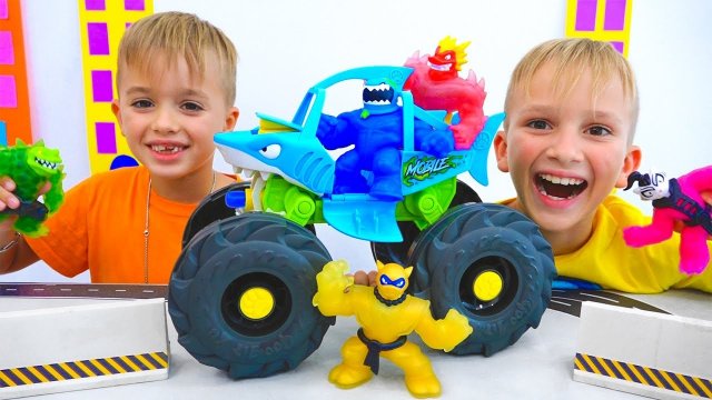 Влад и Ники играют с игрушками героями гуджитсу! Весёлое видео для детей!