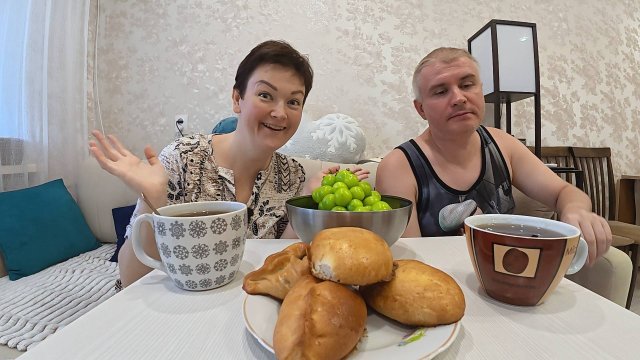 Мукбанг я в ВОСТОРГЕ, начали клеить ОБОИ! Кушаем что ДОБЫЛА, БОЛТАЕМ с мастером! Семейный завтрак