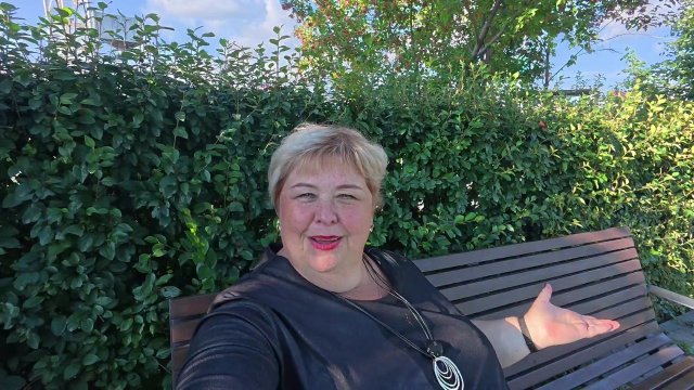 Выбираю себе украшение. Парни с новыми прическами . Гуляем в красивом парке.