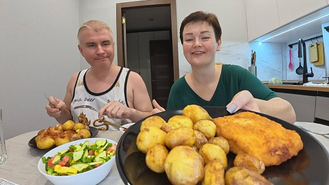Мукбанг наготовила ВКУСНЯТИНЫ на НОВОЙ кухне, Вован чуть СЛЮНЯМИ не подавился) Болтаем Семейный ужин