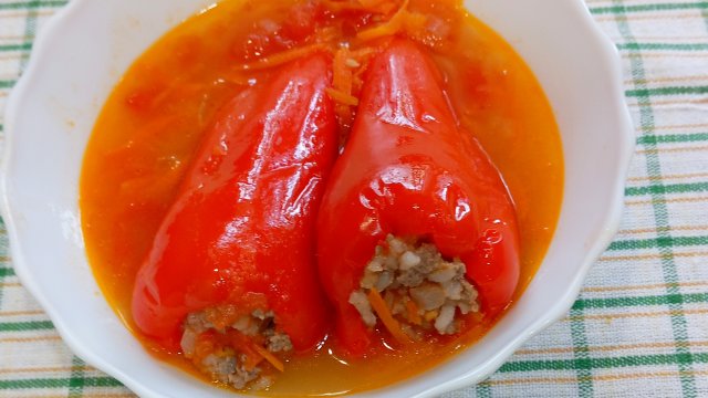 Перцы фаршированные с мясом и рисом.