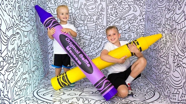 Влад и Ники. Ребята кормят животных в зоопарке! Весёлое видео для детей!