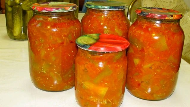 Какие же они вкусные. Этот салат из баклажанов делаю и "сейчас поесть" и на зиму несколько порций.