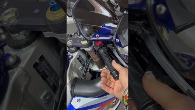 SUZUKI GSX-R1000 (2001) белый синий