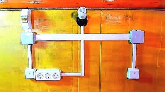 Кабель-канал пересекает кабель канала с другим кабель каналом