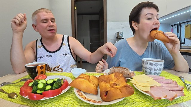Мукбанг Вован БОИТСЯ что я снова РАХЖИРЕЮ на пирогах и плюшках и стану СТРАШНАЯ как раньше! Обед