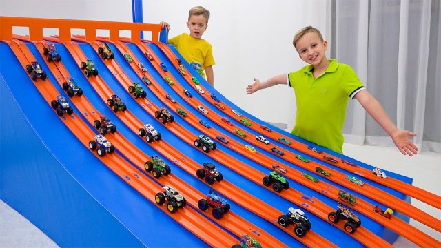 Влад и Ники играют с игрушечными машинками и новым игровым набором! Веселое видео для детей!