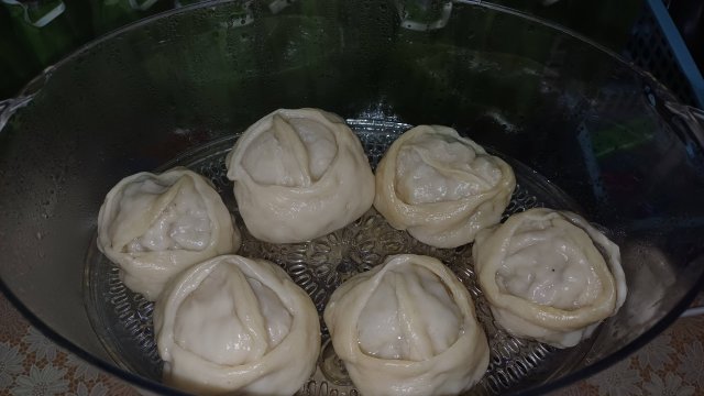 Манты — сочные, аппетитные, приготовленные в домашних условиях.
