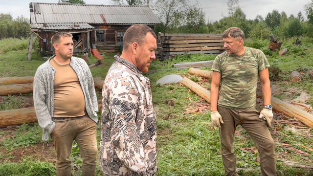 В заброшенную деревню приехали блогеры: начали строить баню и сделали пирс