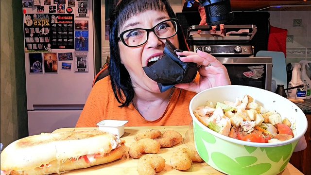Мукбанг | Дэнвич с ветчиной и сыром, Салат Цезарь, Креветки в кляре | Обжор Асмр