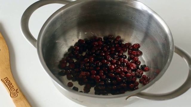 Блины с брусничным соусом