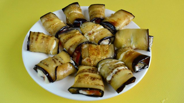 Рулетики из баклажан с плавленным сыром, помидором и чесноком