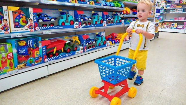Влад и Ники. Крис и мама делают покупки в магазине ИГРУШЕК! Веселое видео для детей!