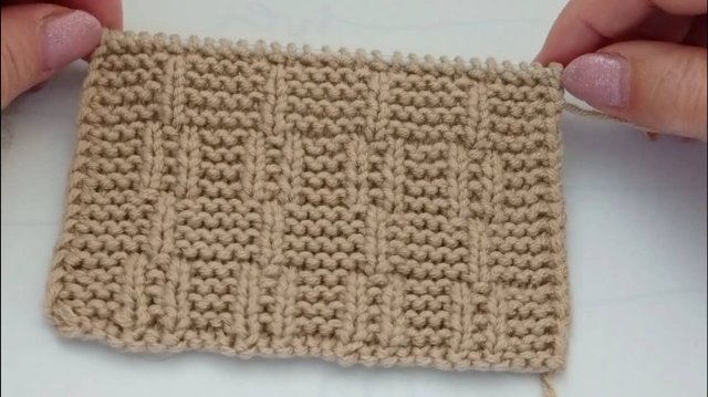 Красивый теневой узор спицами поворотными и круговыми рядами.