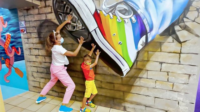 Влад и Ники играют в музее иллюзий вместе с мамой!.Веселое видео для детей!