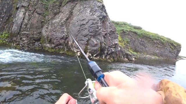 КРУПНЯК В ЯМЕ ПОД СКАЛОЙ !! РЫБАЛКА В ГОРНЫХ РЕКАХ ЗАПОЛЯРЬЯ!!