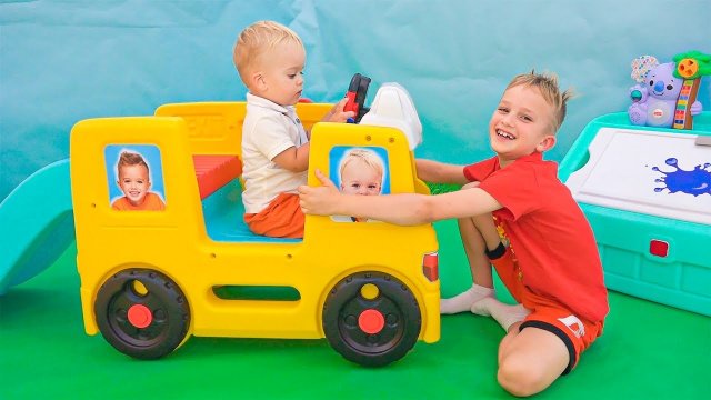 Влад и Ники играют с маленьким Крисом - Веселые истории для детей!