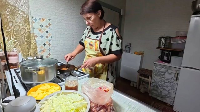 Обновили мужу и мне гардероб. Сварили щей. Жизнь в маленькой деревне