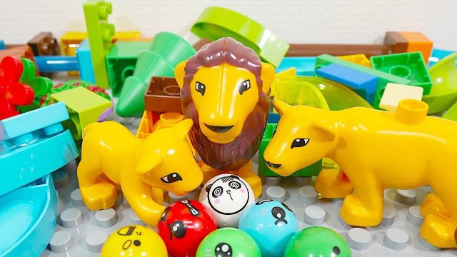 ИГРАЕМ С ШАРИКАМИ КАТАЕМ С ГОРКИ ВИДЕО МУЛЬТИКИ ДЛЯ ДЕТЕЙ КАНАЛ ИГРАЛКИ-ЗАЛИПАЛКИ