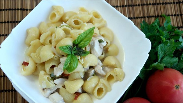 Макароны с курицей в молочном соусе