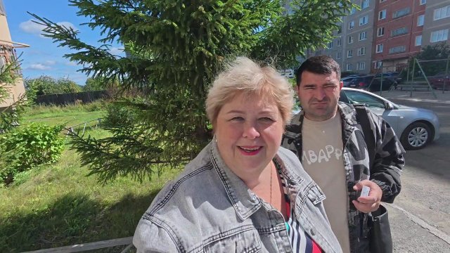На ярмарке угостили бабушку колбасой. Наводим порядок на даче.