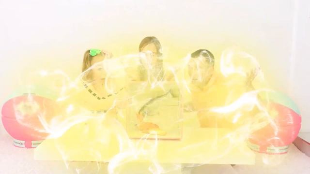 Майя и веселые игры в бассейне с родителями