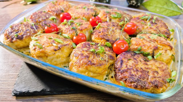 Котлеты на кабачковой подушке