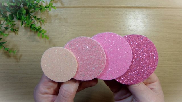 Один способ сборки, но получаются разные идеи цветов из глиттерного фоамирана своими руками