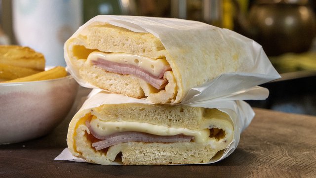 Ланч бокс в школу. Яичный сэндвич с сыром. Десерт из яблок. Компот из изюма
