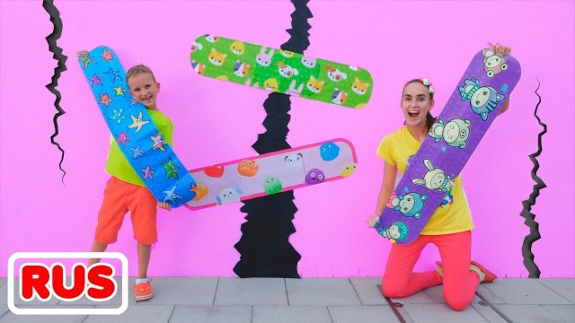 Влад и Ники играют с большими пластырями! Веселое видео для детей!