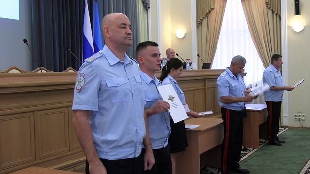 Сегодня 120 выпускников Луганского филиала ВИ МВД России получили служебные удостоверения