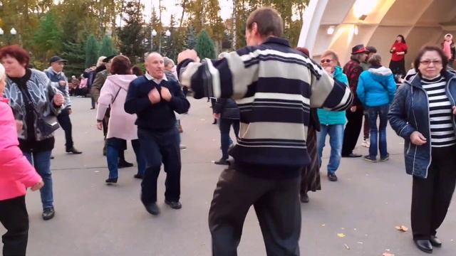 ЦЫГАНКА ОЗОРНАЯ! ТАНЦЫ В ПАРКЕ ГОРЬКОГО ХАРЬКОВ СЧАСТЛИВЫЕ ДНИ - 1080