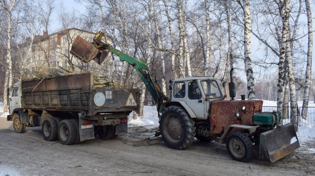 Трактор ЮМЗ-6АЛ с экскаватором ЭО-2621А с грейфером "Петушок". / The old Soviet tractor YUMZ-6AL.