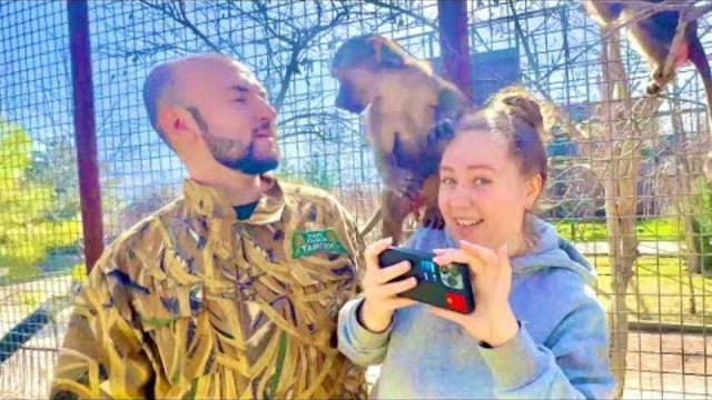 Алина в ПЕРВЫЙ РАЗ заходит с нами к грозным гамадрилам и Степашка покорил ее сердце)))