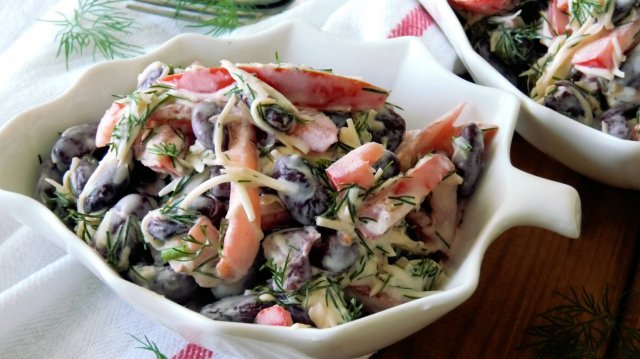 Вкусный салат за 5 минут с красной фасолью и пармезаном.