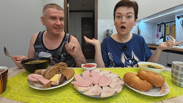 Мукбанг совсем ОБЛЕНИЛИСЬ, всё делаем что бы НЕ РАБОТАТЬ! Болталка и семейный обед в России