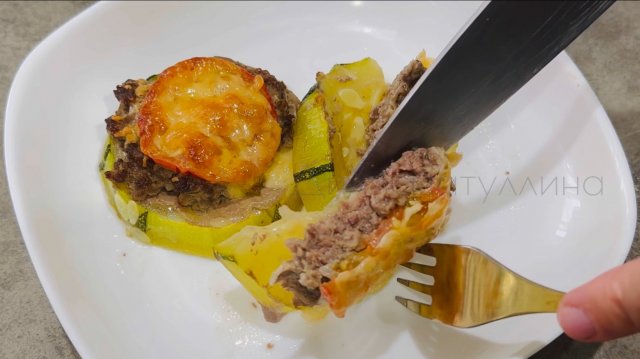 Кабачки с фаршем в духовке / Запеченные кабачки с фаршем, помидорами и сыром в духовке
