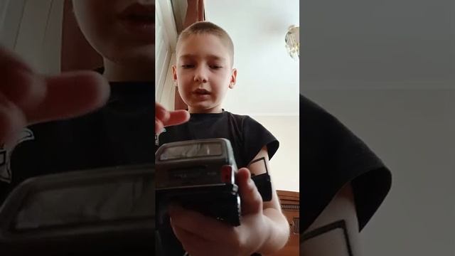 показывают вещи в моей комнате