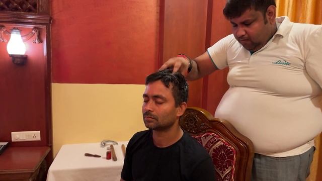 Массаж головы различными движениями от shambhu Barber на сеансе массажа в помещении