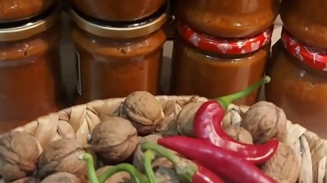 АДЖИКА С ОРЕХАМИ...САМАЯ ЛЮБИМАЯ В НАШЕЙ СЕМЬЕ
