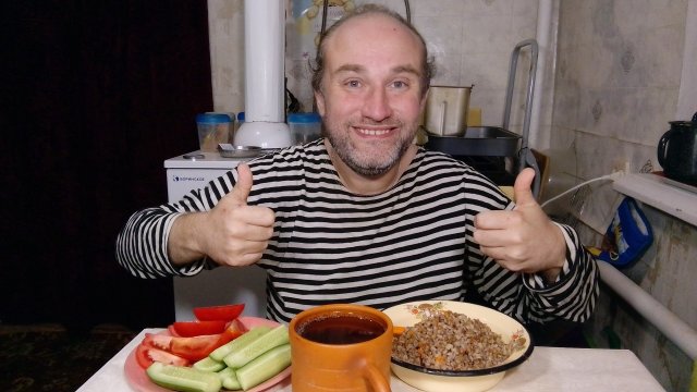 ужин с Рыжулей. появилась побочка от таблеток. мукбанг. обжор. еда на камеру. диета. шизофрения.
