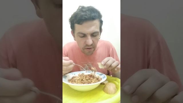 Обжор мукбанг яичница с жареными помидорами и колбасой