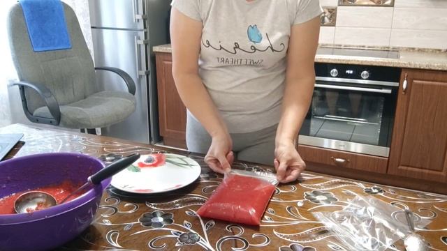 Заготавливают перец и томаты на зиму! Решила заморозить томатный сок.