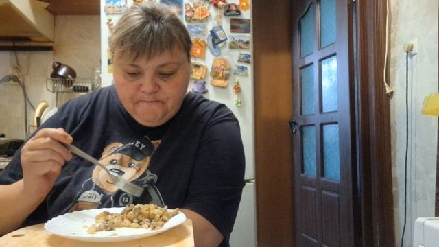 мукбанг  ем жареную картошку  с грибами