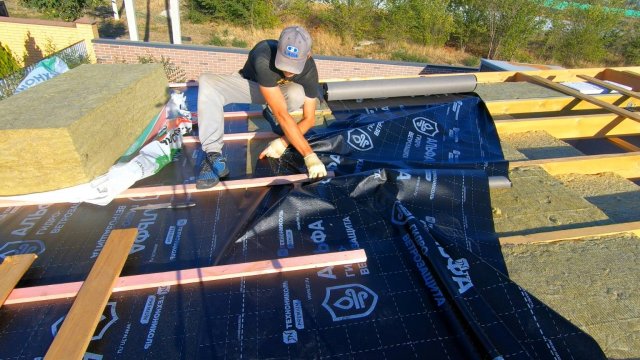 🏡Сделал утепление крыши в 20 см СВЕРХУ и накрыл всё ТОП МЕМБРАНОЙ / Строю дом для своей семьи!