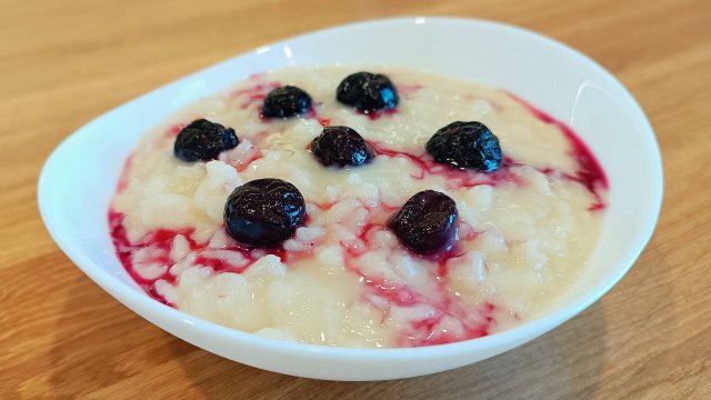 РИСОВАЯ КАША с миндальным молоком и черникой