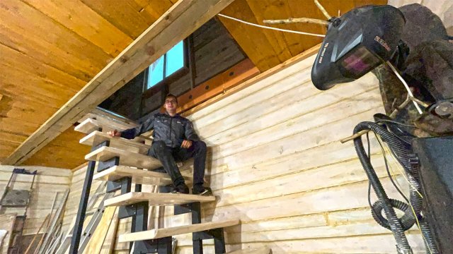 Смонтировали лестницу на 2 этаж мастерской. Настелили пол в будущей мансарде. «Скворечнику» быть!