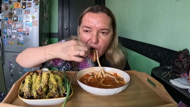 Лагман с говядиной, мойва запеченная в сухарях панко. Мукбанг